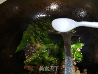 回锅肉炒辣椒步骤7
