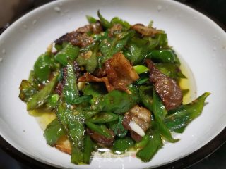 回锅肉炒辣椒步骤9