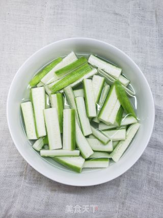 低卡营养海鲜菇丝瓜炒蛋步骤3