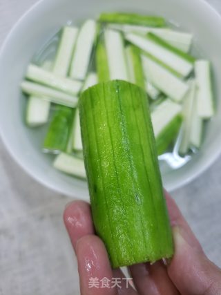 低卡营养海鲜菇丝瓜炒蛋步骤2