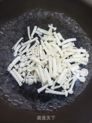 低卡营养海鲜菇丝瓜炒蛋步骤6