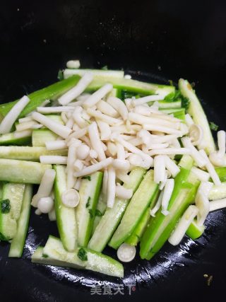 低卡营养海鲜菇丝瓜炒蛋步骤10