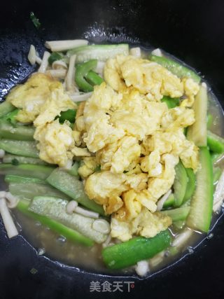 低卡营养海鲜菇丝瓜炒蛋步骤12