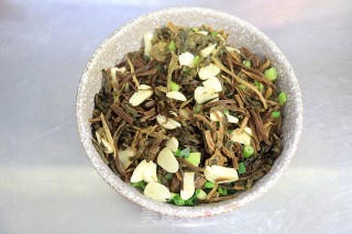 腊肉蒸雪里蕻步骤5