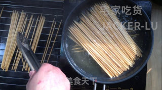 家常钵钵鸡，简单方便，随便煮点什么都好吃，自己做吃到撑。步骤1