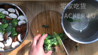 家常钵钵鸡，简单方便，随便煮点什么都好吃，自己做吃到撑。步骤2