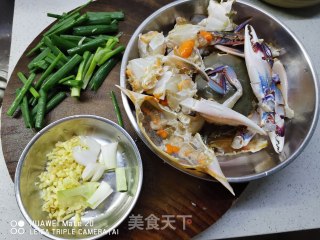 姜葱炒蟹步骤1