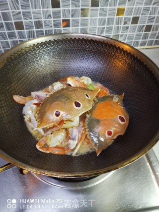 姜葱炒蟹步骤5