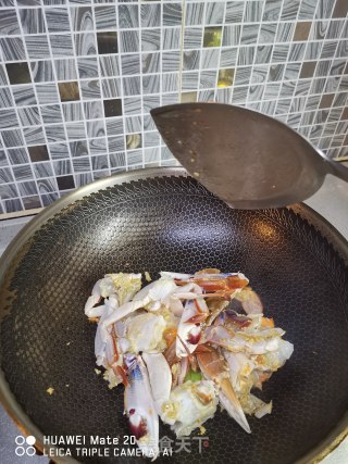 姜葱炒蟹步骤3
