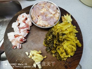 酸菜粉肠煲步骤1