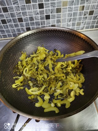 酸菜粉肠煲步骤2