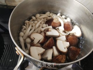 想偷懒，就一锅酸菜海鲜锅足也步骤3
