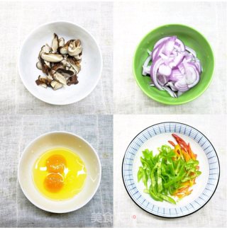 青椒洋葱香菇炒鸡蛋步骤1
