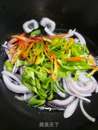 青椒洋葱香菇炒鸡蛋步骤4