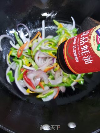 青椒洋葱香菇炒鸡蛋步骤5