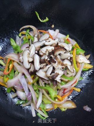 青椒洋葱香菇炒鸡蛋步骤8