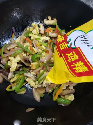 青椒洋葱香菇炒鸡蛋步骤10