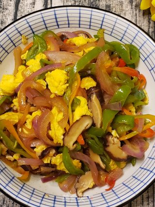 青椒洋葱香菇炒鸡蛋步骤11