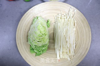 老干妈拌圆白菜金针菇步骤1