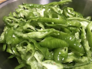 螺丝椒炒肉步骤1