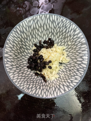 蒜蓉豆豉蒸黄骨鱼步骤4