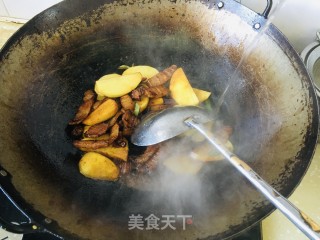 红烧肉白菜炖土豆步骤4