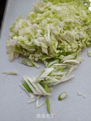 “白菜”虾酱炒白菜步骤3 “白菜”虾酱炒白菜步骤3