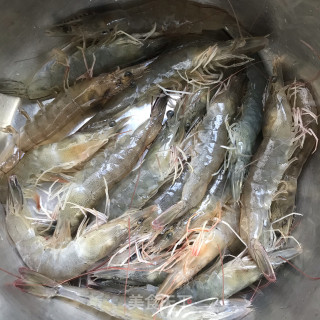 酸甜吮指虾步骤1