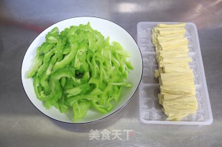 肉片炒腐竹苦瓜步骤2