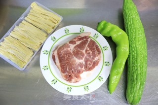 肉片炒腐竹苦瓜步骤1