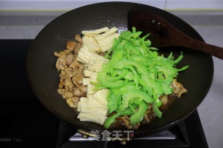 肉片炒腐竹苦瓜步骤7