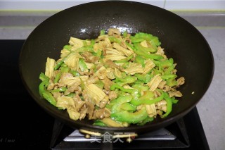 肉片炒腐竹苦瓜步骤8