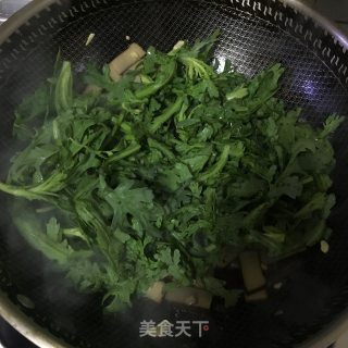 鸡蛋干炒茼蒿步骤3