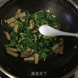鸡蛋干炒茼蒿步骤4