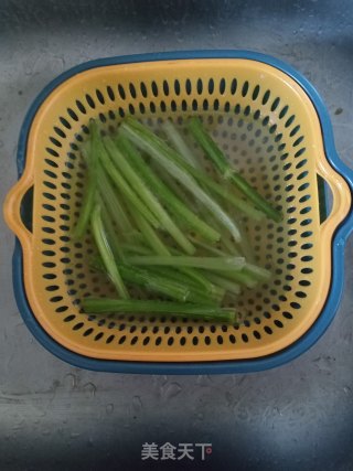芹菜炒杏鲍菇步骤2