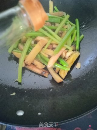 芹菜炒杏鲍菇步骤8