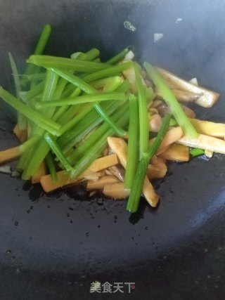 芹菜炒杏鲍菇步骤7