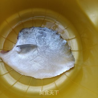 煎金鲳鱼步骤1