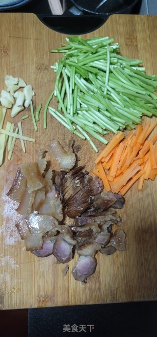 腊肉胡萝卜丝炒芦蒿步骤1