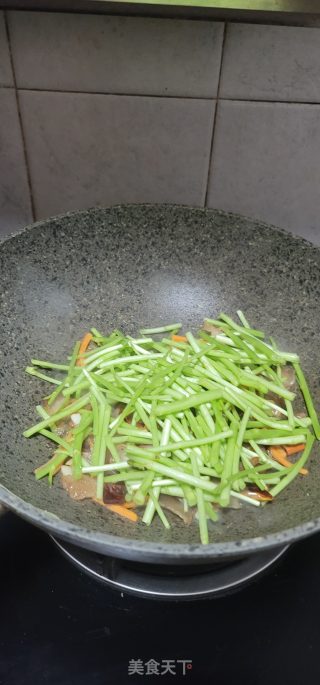腊肉胡萝卜丝炒芦蒿步骤4