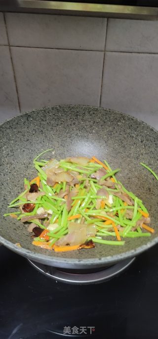 腊肉胡萝卜丝炒芦蒿步骤5