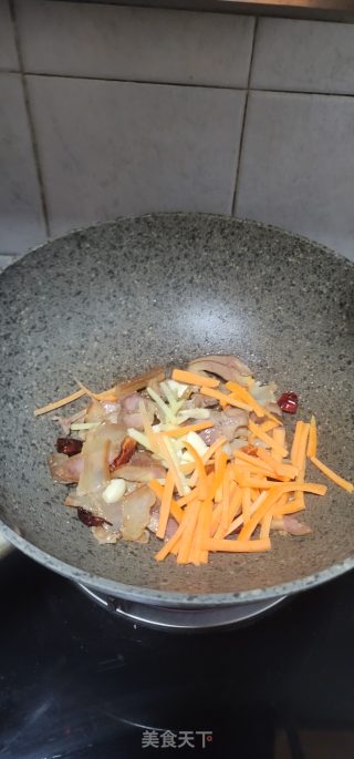 腊肉胡萝卜丝炒芦蒿步骤3