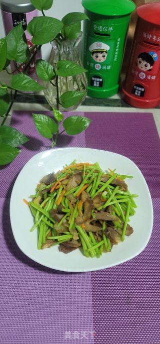 腊肉胡萝卜丝炒芦蒿步骤6