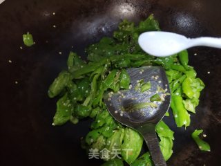 擂辣椒炒油渣步骤3