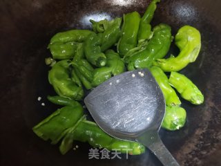 擂辣椒炒油渣步骤2