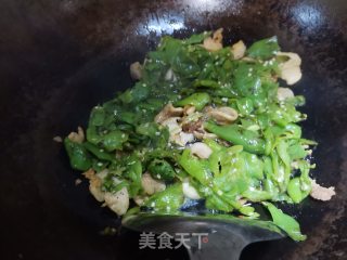 擂辣椒炒油渣步骤6