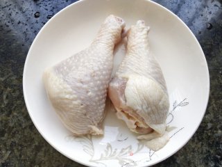 香菇焖鸡腿步骤1