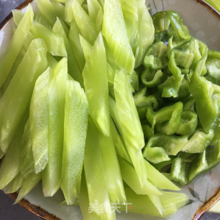 虾仁鸡蛋炒莴笋步骤2