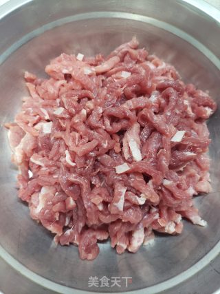 让人食欲大开的孜然炒肉步骤2