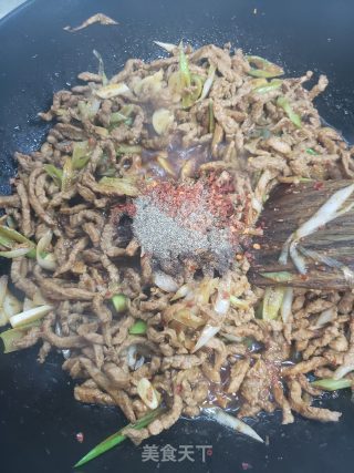 让人食欲大开的孜然炒肉步骤7